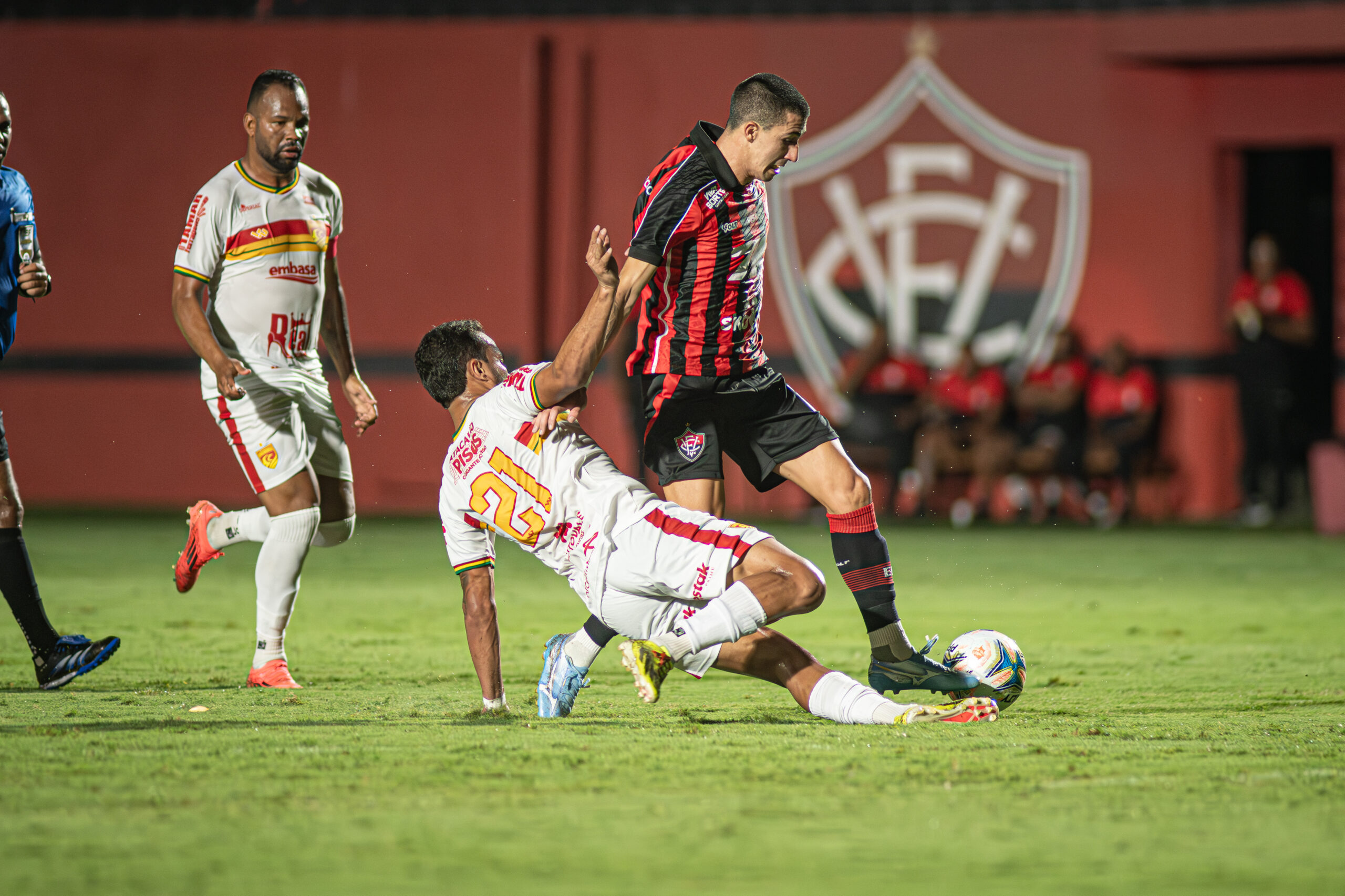 Com titulares, Vitória goleia a Juazeirense e vence a segunda no Nordestão