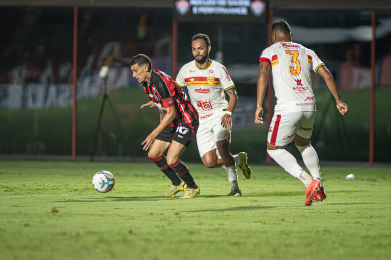 ‘Nosso treinador sabe o que faz’, diz Baralhas após Vitória usar…