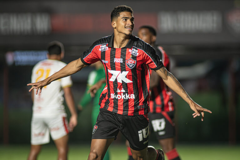 Renê celebra primeiro gol pelo Vitória: ‘Muito importante marcar com…