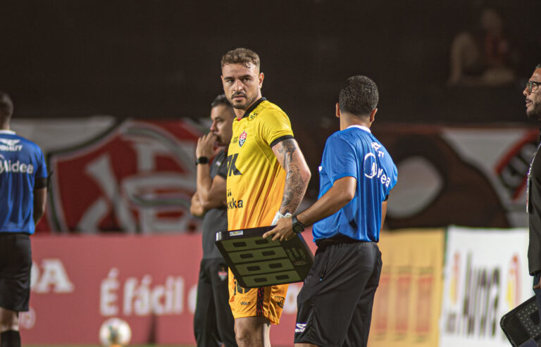 Clube da Série B faz proposta para contratar goleiro do Vitória por…