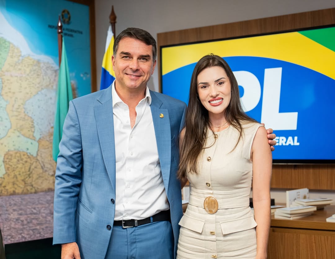 Flávio Bolsonaro convidou esposa do prefeito de Luís Eduardo Magalhães para disputar ALBA
