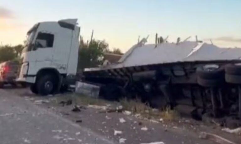 Motorista fica preso às ferragens após colisão entre carretas na Bahia