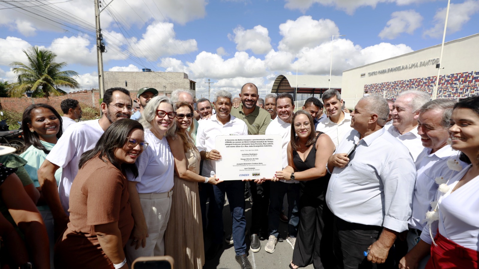 Jerônimo entrega colégio de tempo integral e pacote de investimentos na Bahia