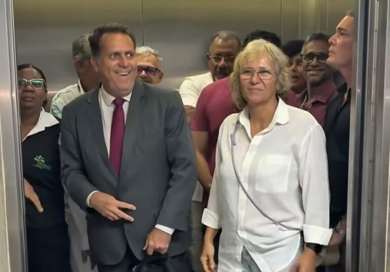 Servidores ocupam elevador exclusivo para magistrados em protesto no…