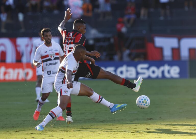 Com um jogador a mais, Vitória vence o São Paulo no Barradão pelo…