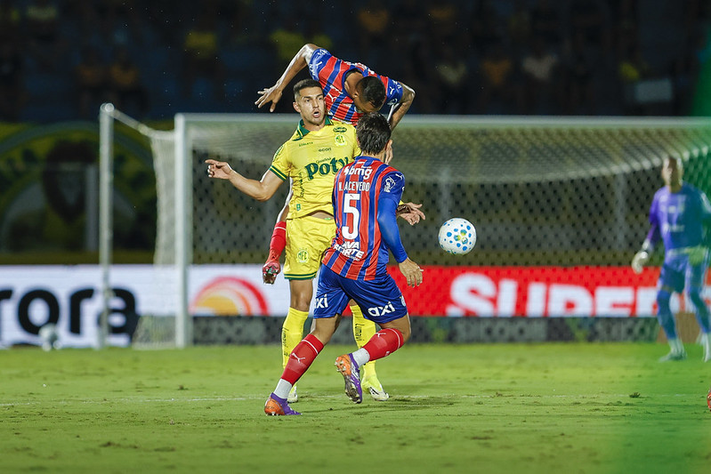 Com virada e polêmica de arbitragem, Bahia bate o Mirassol e entra no G4