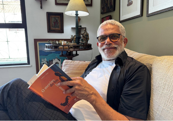 Ator baiano Urias Lima lança livro de estreia em Salvador