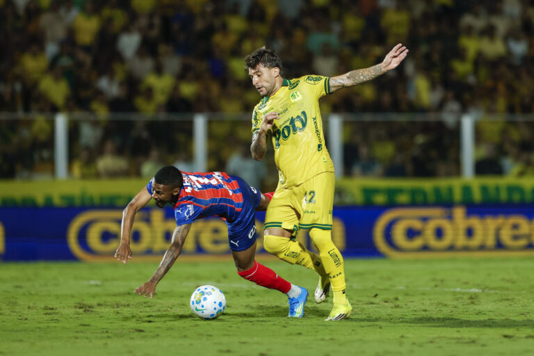 Atacante deixa jogo machucado e é dúvida do Bahia contra o Flamengo