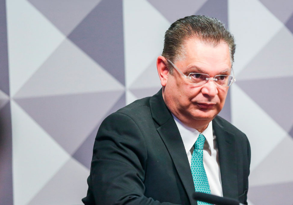 Líder do PL afirma que demissão no INSS foi “movimento de contenção” do governo