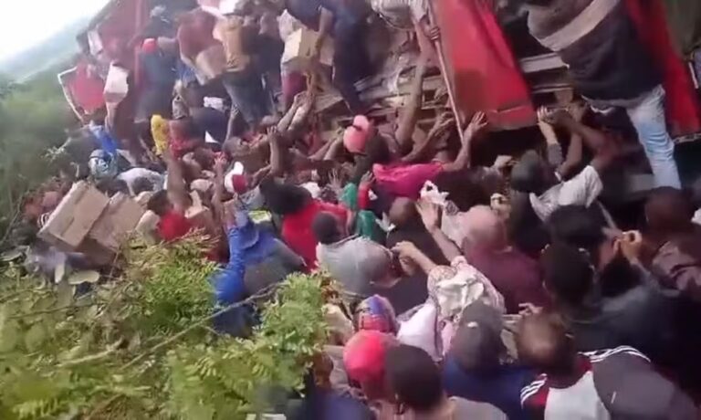 VÍDEO: Carga de leite em pó é saqueada após tombamento de carreta no…