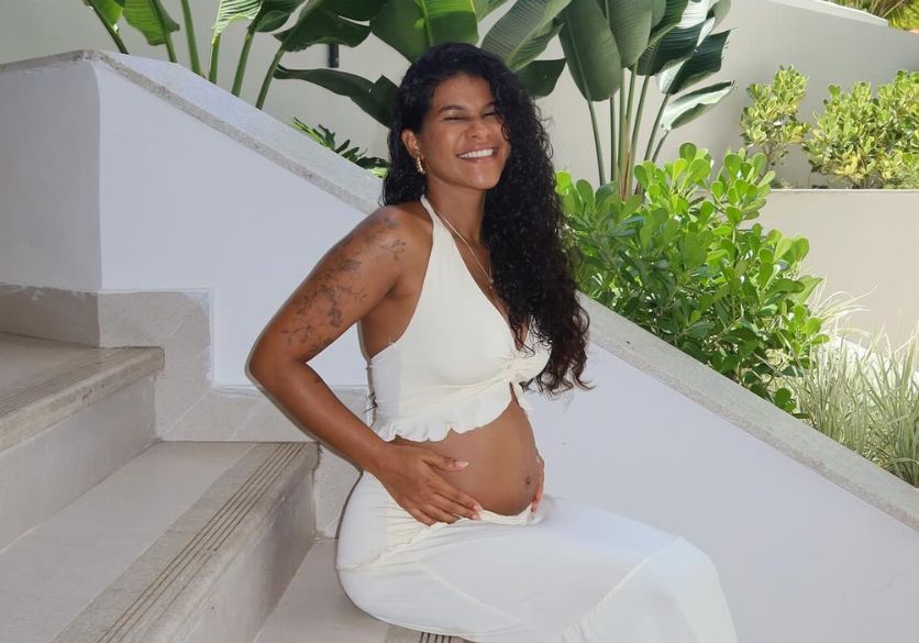 Grávida, Sheuba vira alvo de críticas após escolher marca de fralda em chá revelação