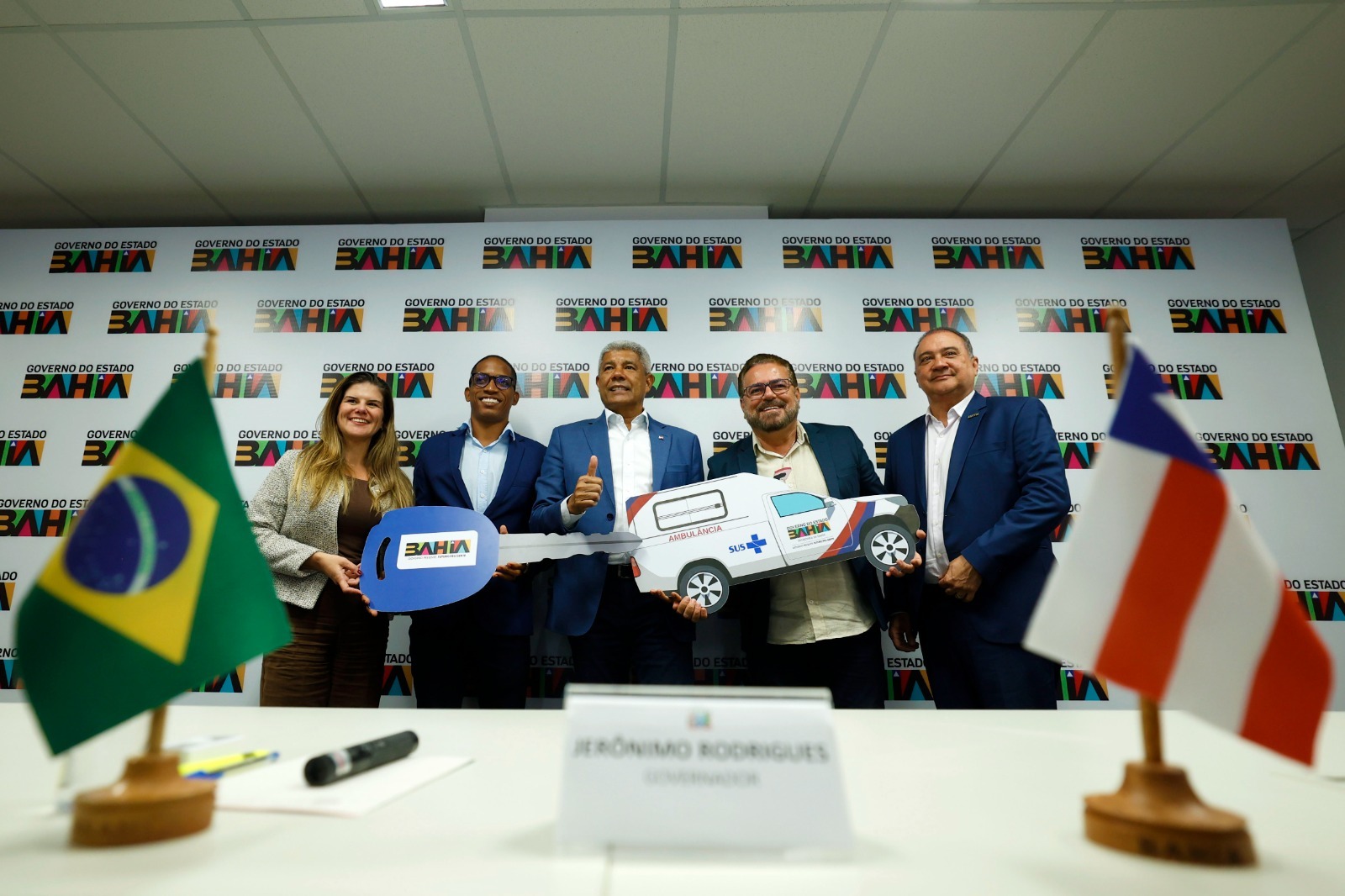 Jerônimo entrega veículos e projeta nova orla turística para Madre de Deus