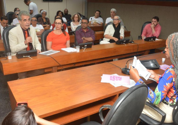 Comissão da ALBA cobra resultados da educação de Salvador: ‘Vexame’, diz deputada