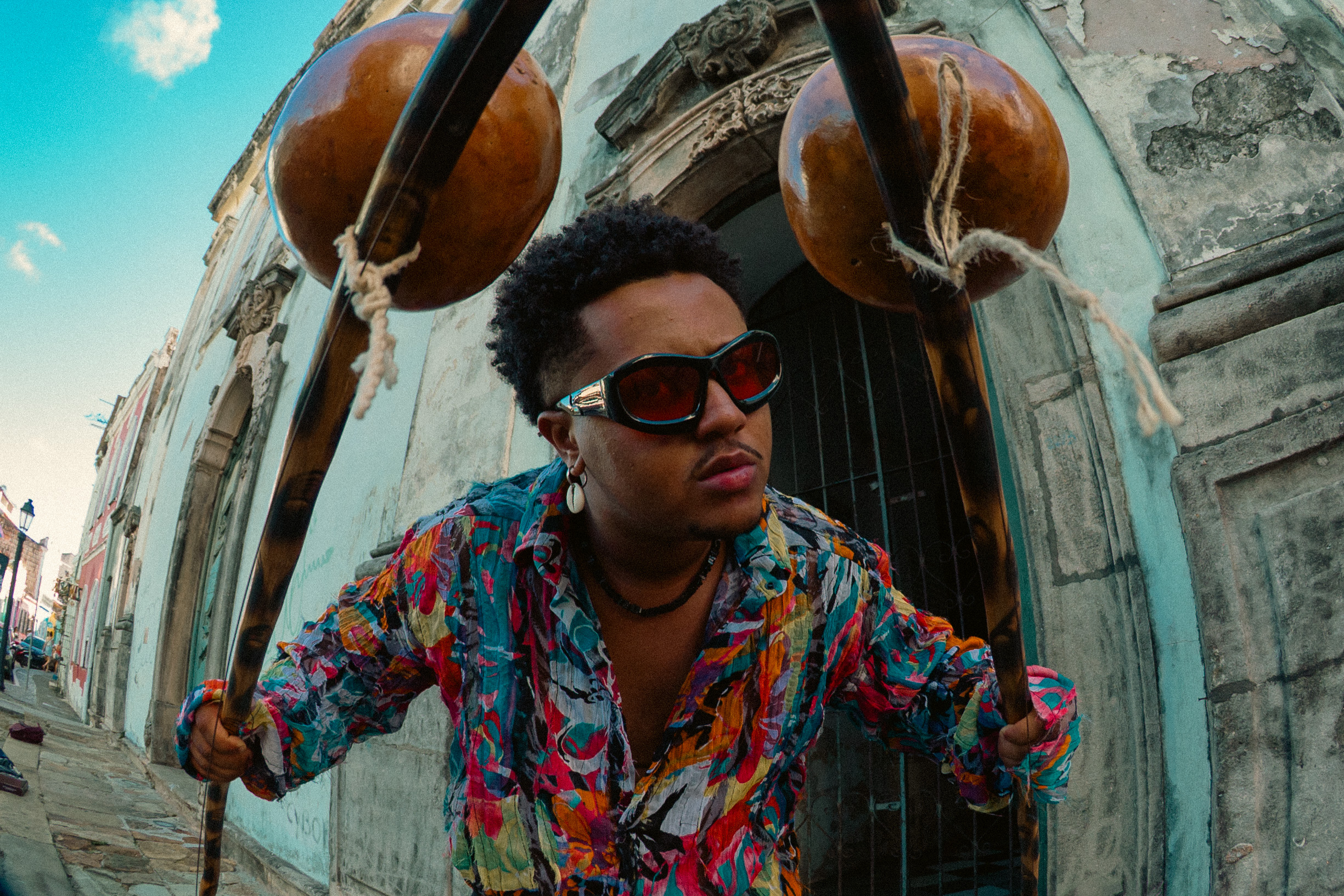 Cantor baiano Raysson Lima leva berimbau à China em turnê com a NEOJIBA