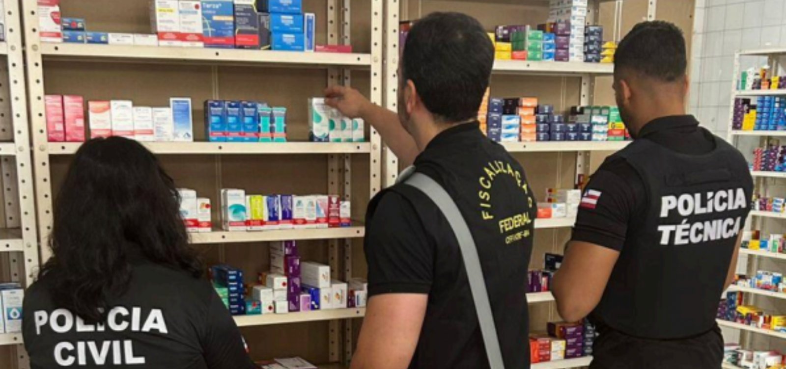 Agentes de fiscalização interditam farmácia e apreendem 471 medicamentos em Camaçari