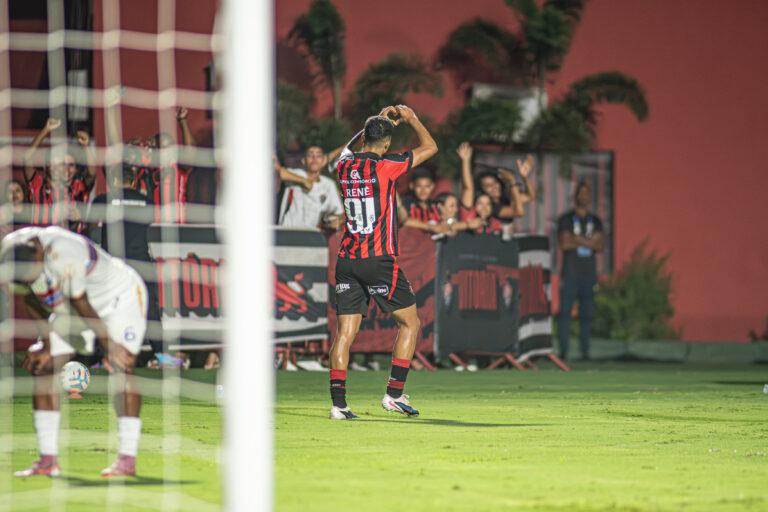 Renê comemora artilharia e liderança do Vitória na Copa do Nordeste…