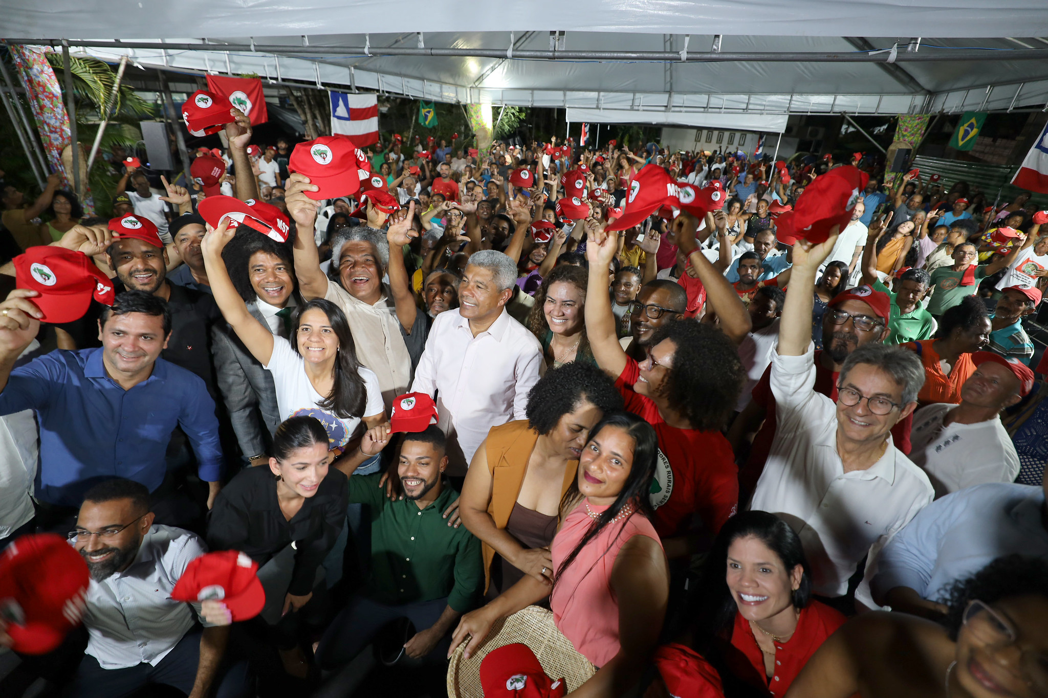 Jerônimo recebe MST no CAB e garante obras de infraestrutura em assentamentos