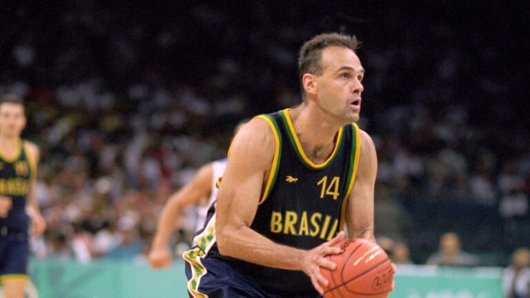 Oscar Schmidt é hospitalizado após mal-estar em São Paulo