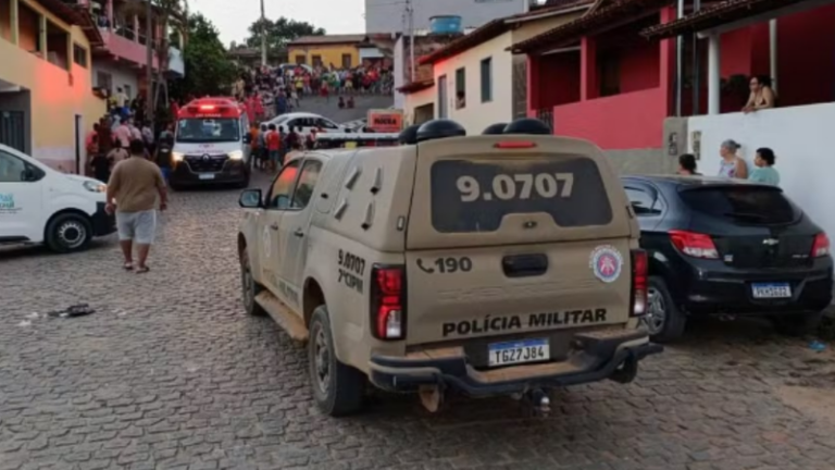 Carro desgovernado invade garagem e mata duas pessoas da mesma…