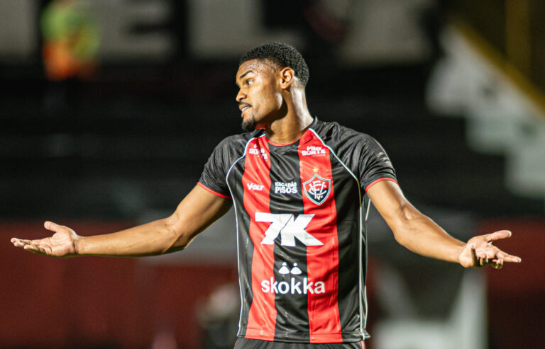 Lateral desfalca o Vitória no jogo contra o Athletico-PR pelo…