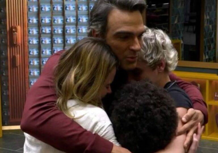 Tadeu Schmidt entra na casa do BBB 26 e surpreende finalistas; ASSISTA