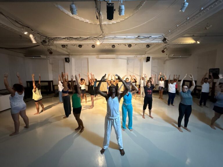 Negrizu ministra oficina de dança afro contemporânea no MAB
