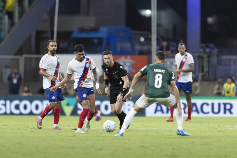 Bahia aparece entre os clubes com menos intervenções favoráveis do VAR
