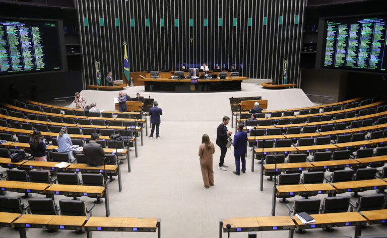 Câmara inicia semana para destravar PEC que reduz jornada e acaba com…