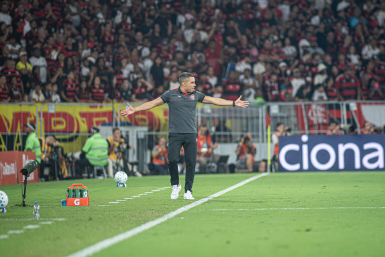 Jair Ventura critica o VAR e confia no Vitória no Barradão: ‘Voltamos…