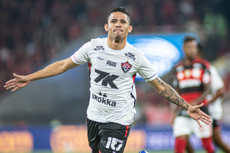 Vitória consegue efeito suspensivo no STJD e terá Erick à disposição