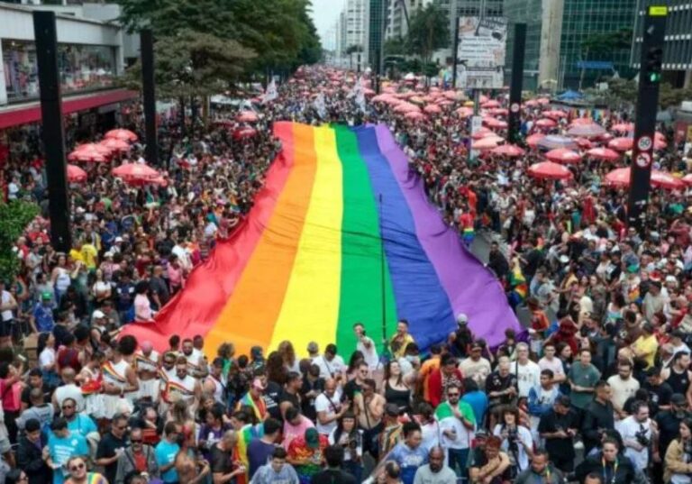 Parada LGBTQIAPN+ de São Paulo anuncia tema político em ano…