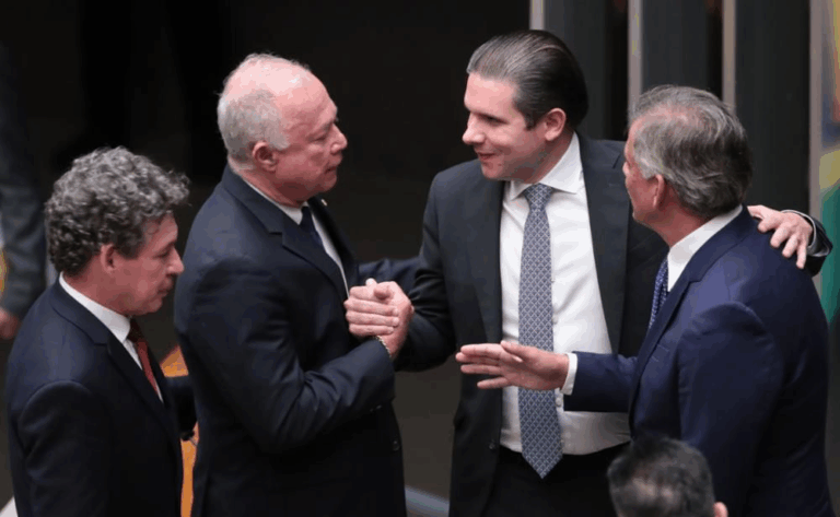 Hugo Motta elogia relatoria de Paulo Azi após avanço de PEC sobre…