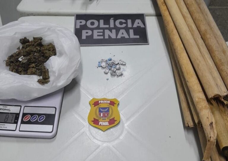 Mulher é flagrada com drogas escondidas em cabos de vassoura no…