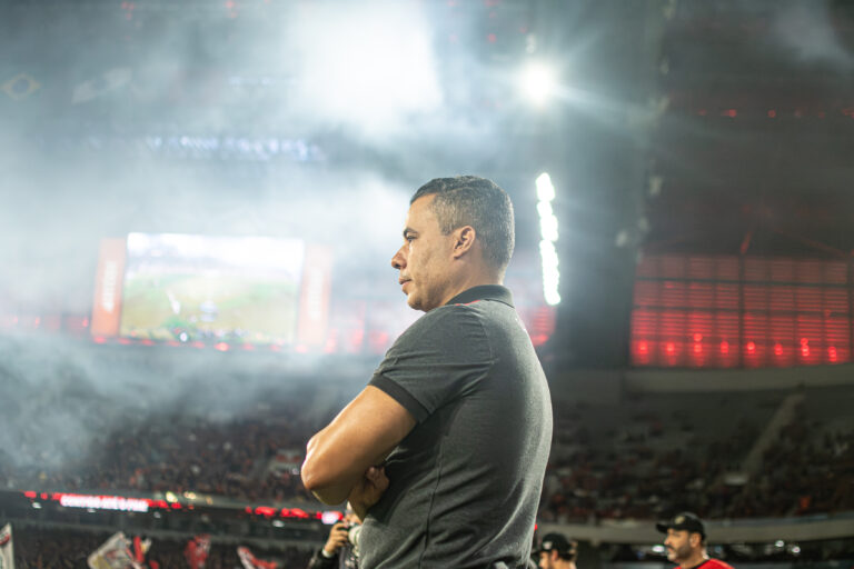 Jair Ventura diz que Vitória foi prejudicado pela arbitragem: ‘Clima…