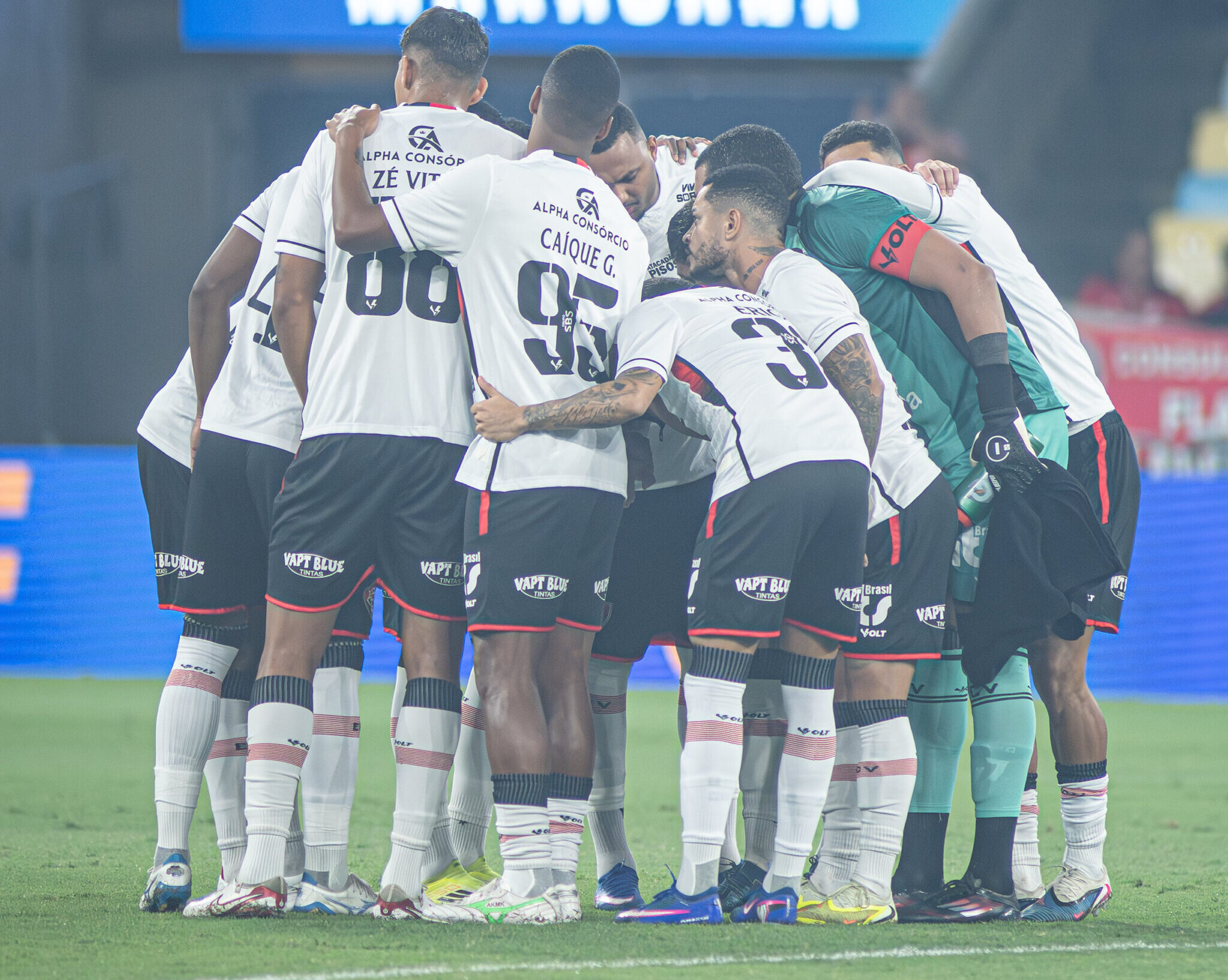 Jogadores do Vitória se manifestam após erros de arbitragem: ‘O sistema é f…’