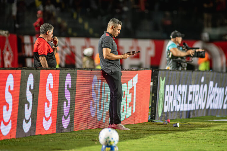 Vai com força máxima? Jair Ventura projeta jogo do Vitória com o…