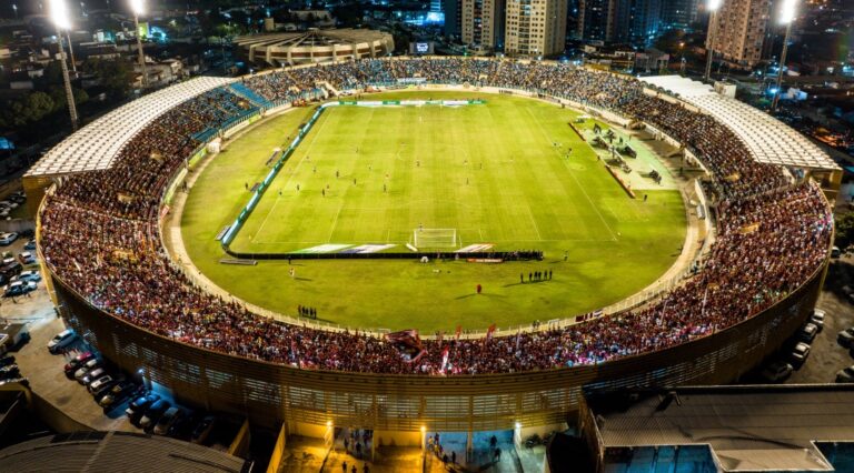 Confiança x Vitória: onde assistir, prováveis escalações e arbitragem