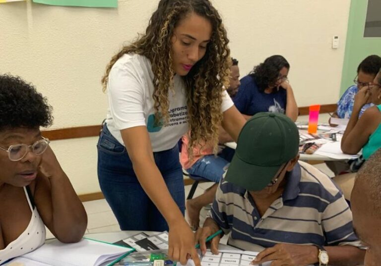 Curso de alfabetização de adultos registra avanços e muda rotina de…