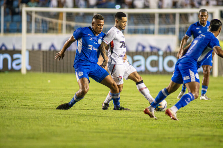 Vitória empata com o Confiança, mas avança em primeiro do grupo na…