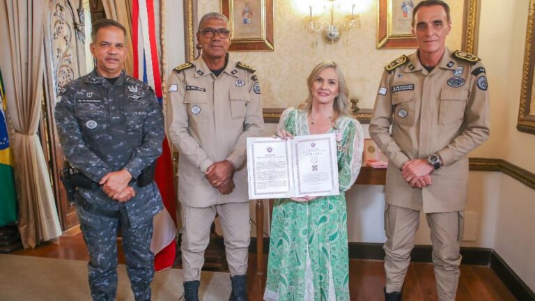 Presidente da ALBA é homenageada pela PM com Medalha do Mérito Três…