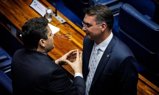 Articulação de Alcolumbre e Flávio derruba indicação de Messias ao STF, diz colunista