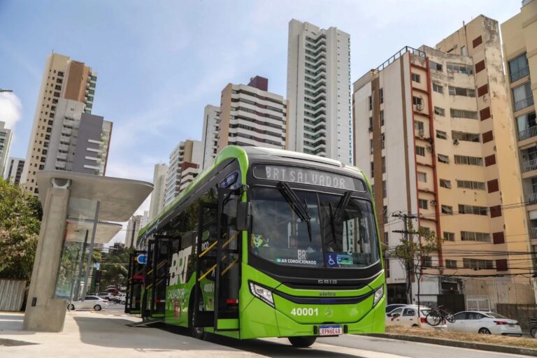 Cratera na Pituba força desvio de ônibus e muda trajeto de linhas em…