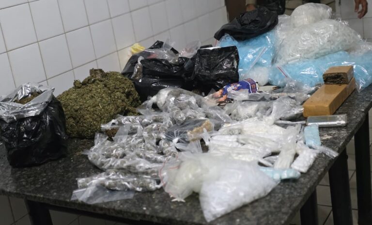 Polícia prende três homens por tráfico de drogas após confronto em…