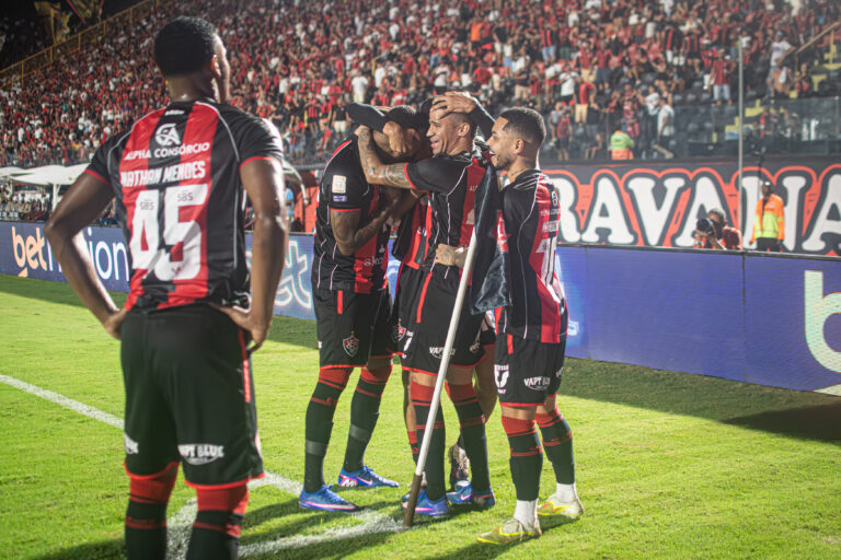 Vitória iguala pontuação de 2025 com menos jogos e embala na Série A