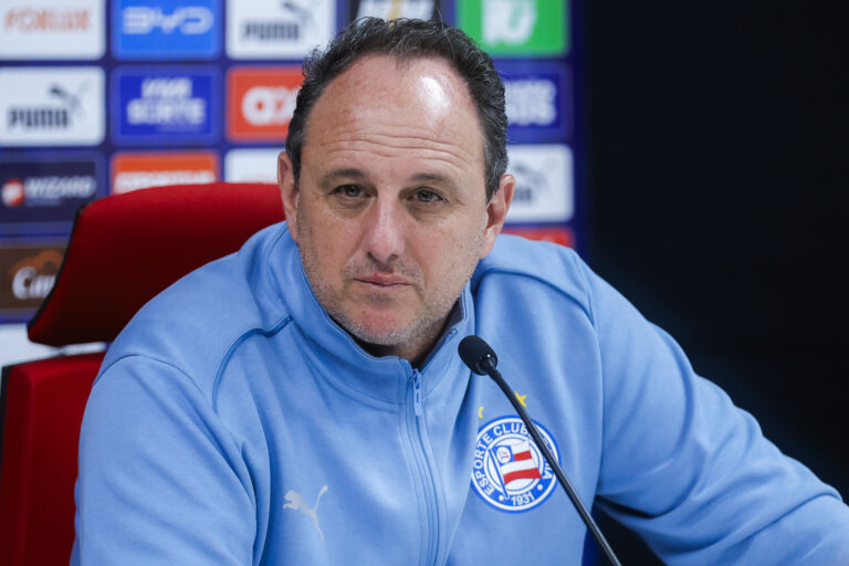Torcedores protestam contra Rogério Ceni após derrota do Bahia na…