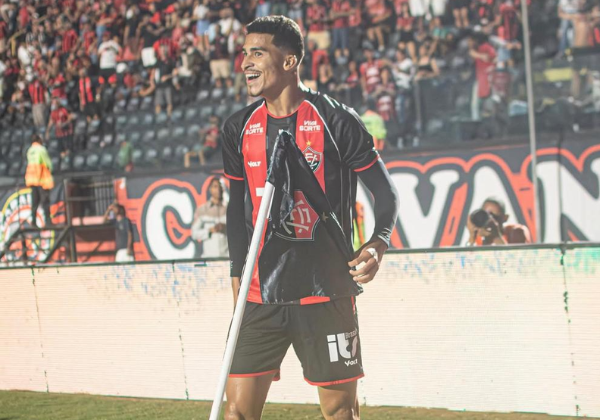 Vitória quebra jejum de dez anos e volta a vencer por três gols na Série A