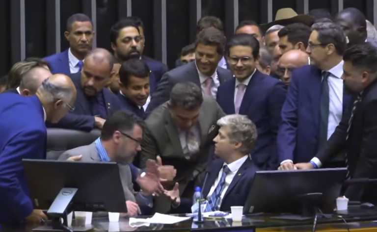 Deputados podem ser suspensos após protesto contra prisão de Bolsonaro