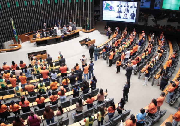 Câmara debate fim da escala 6×1 e intensifica pressão por mudança