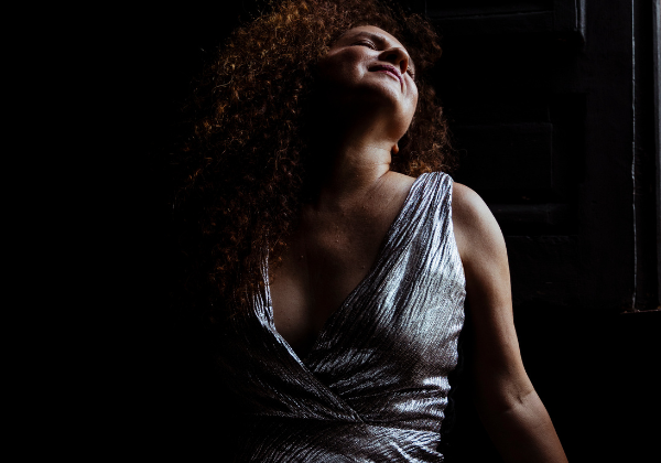 Claudia Cunha apresenta show cantando Bethânia, Elis e Gal na Estação Rubi