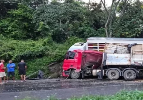 Acidente entre carretas interdita BR-324 e trava trânsito na região